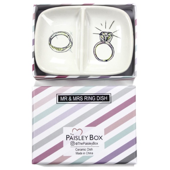 NWT/NIB The Paisley Box Bridal Gift Shop Ceramic Mr. & Mrs. Wedding Ring Dish - Picture 2 of 5